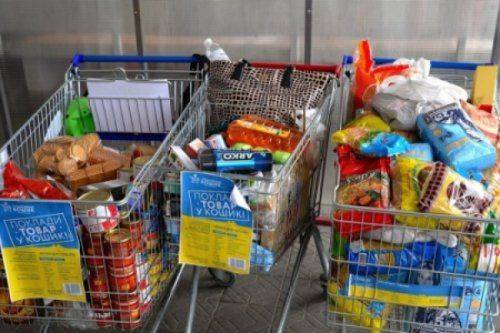 Продавцы киевских супермаркетов делят между собой продукты для героев АТО   Продавцы киевских супермаркетов делят между собой продукты для героев АТО