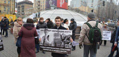 В центре Киева вооруженная толпа в масках избила слушателей лекции экс-замглавы Нацбанка В центре Киева вооруженная толпа в масках избила слушателей лекции экс-замглавы Нацбанка