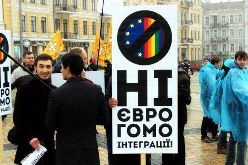 В центре Киева вооруженная толпа в масках избила слушателей лекции экс-замглавы Нацбанка В центре Киева вооруженная толпа в масках избила слушателей лекции экс-замглавы Нацбанка