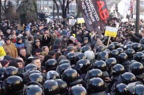 Голодные бунты на Украине: митингующие взяли парламент в осаду  Голодные бунты на Украине: митингующие взяли парламент в осаду