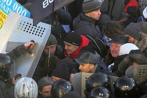 Митингующие учителя перекрыли Крещатик: требуют льготы и доплаты как при «панде» Митингующие учителя перекрыли Крещатик: требуют льготы и доплаты как при «панде»