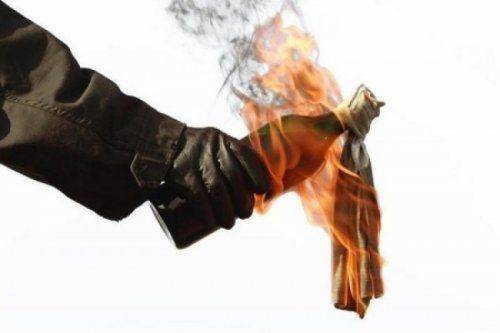 Митингующие под Радой провели мастер-класс по разливу коктейлей Молотова  Митингующие под Радой провели мастер-класс по разливу коктейлей Молотова