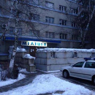 В Харькове начали укреплять райотделы милиции бетонными плитами В Харькове начали укреплять райотделы милиции бетонными плитами