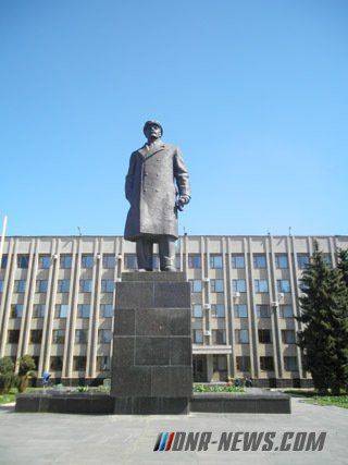 В Славянске хотели свалить памятник Ленину В Славянске хотели свалить памятник Ленину