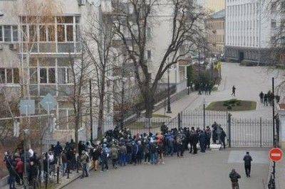 Майдаунов прогнали от администрации президента: «Митинги - только в рабочее время!» Майдаунов прогнали от администрации президента: «Митинги - только в рабочее время!»