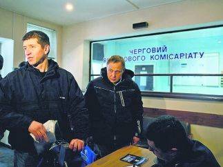 Военкоматы ищут призывников по офисам Военкоматы ищут призывников по офисам