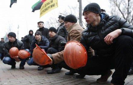 В центре Киева шахтёры требуют вернуть Януковича В центре Киева шахтёры требуют вернуть Януковича