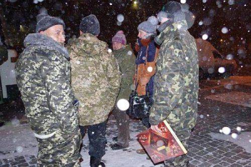 В Николаеве проводница не пустила в поезд добровольцев-карателей: «Это не моя война!»   В Николаеве проводница не пустила в поезд добровольцев-карателей: «Это не моя война!»