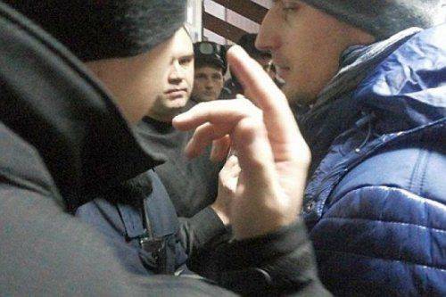 Украинского нацика избили за осквернение «Рошена» Украинского нацика избили за осквернение «Рошена»