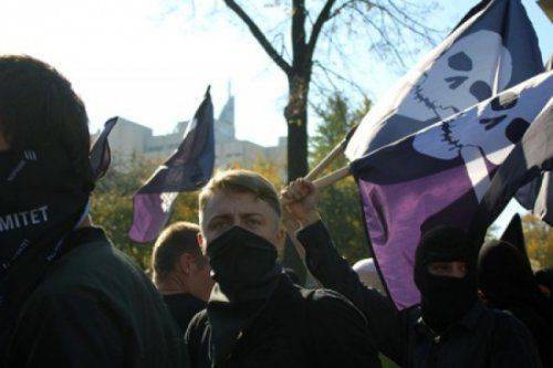 В Киеве национал-социалисты сожгли и ограбили офис Компартии В Киеве национал-социалисты сожгли и ограбили офис Компартии