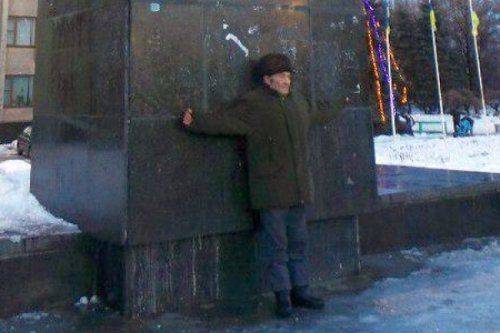 Пенсионер Славянска закрыл собой памятник Ленину Пенсионер Славянска закрыл собой памятник Ленину