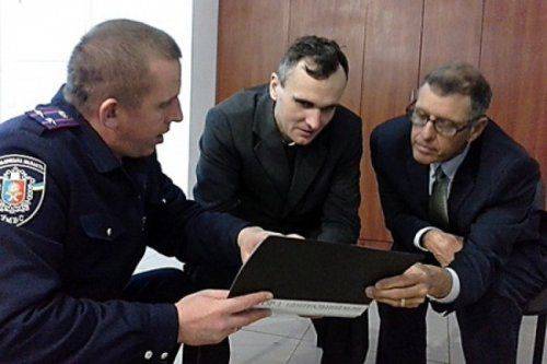 Реформа ГАИ по-украински: водитель откусил палец патрулю Реформа ГАИ по-украински: водитель откусил палец патрулю