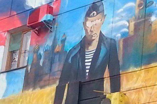 Кто и зачем выцарапал глаза севастопольскому Путину? Кто и зачем выцарапал глаза севастопольскому Путину?