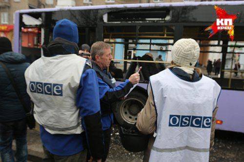 Новая Волноваха: снаряд попал в остановку в Донецке, погибли 13 человек, десятки пострадали Новая Волноваха: снаряд попал в остановку в Донецке, погибли 13 человек, десятки пострадали