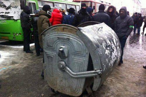 В Харькове свидомая стая забросала мэрию взрывпакетами и люстрировала чиновника   В Харькове свидомая стая забросала мэрию взрывпакетами и люстрировала чиновника