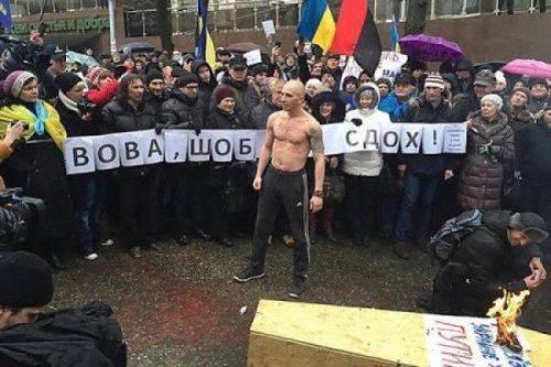 Западенцев автобусами свезли в Одессу на «похороны Путина»   Западенцев автобусами свезли в Одессу на «похороны Путина»