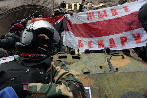 Тем временем в России и мире - 2 - Страница 32 1422318981_pravyi_sektor_right_sector_activists._euromaidan_kyiv_ukraine._events_of_february_22_2014