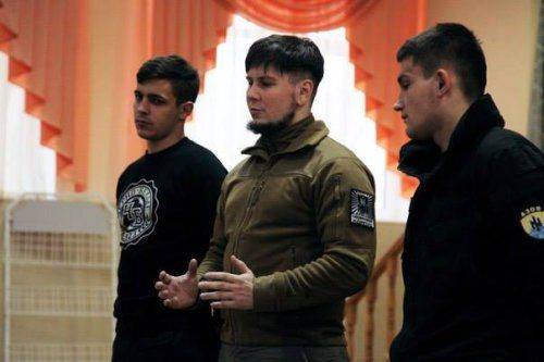 Русский неонацист из “Азова” рассказал о “боевых подвигах” киевским гимназистам Русский неонацист из “Азова” рассказал о “боевых подвигах” киевским гимназистам