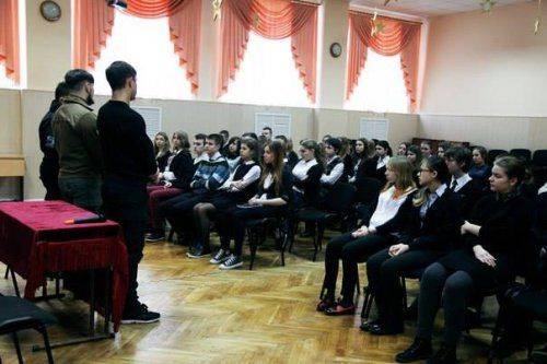 Русский неонацист из “Азова” рассказал о “боевых подвигах” киевским гимназистам Русский неонацист из “Азова” рассказал о “боевых подвигах” киевским гимназистам