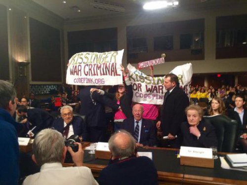 Киссинджер обвинен в геноциде при сквернословящем Маккейне. Киссинджер обвинен в геноциде при сквернословящем Маккейне.