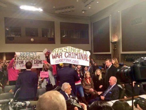 Киссинджер обвинен в геноциде при сквернословящем Маккейне. Киссинджер обвинен в геноциде при сквернословящем Маккейне.