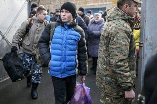 Заградотряды, убийства мирных жителей и награды от правительства США. Как деградирует украинская армия? Заградотряды, убийства мирных жителей и награды от правительства США. Как деградирует украинская армия?