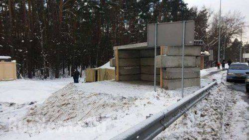 На въездах в Киев начали возводить бетонные блокпосты На въездах в Киев начали возводить бетонные блокпосты