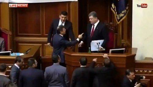 Радикал Ляшко пригрозил Порошенко пальцем, Порошенко Ляшко - тюрьмой Радикал Ляшко пригрозил Порошенко пальцем, Порошенко Ляшко - тюрьмой