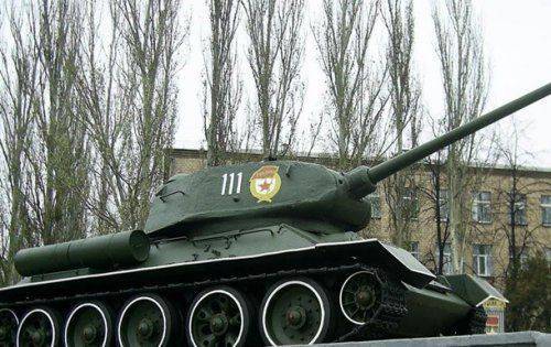 Пришла и Украины очередь снимать «тридцатьчетвёрки» с постаментов Пришла и Украины очередь снимать «тридцатьчетвёрки» с постаментов