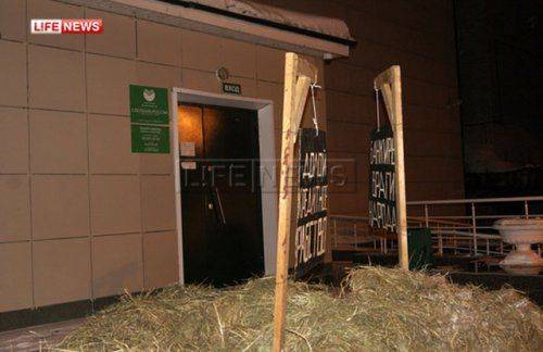 Фермер из Новосибирска оплатил кредит Сбербанку навозом Фермер из Новосибирска оплатил кредит Сбербанку навозом