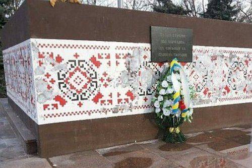 В Цюрипинске обмазали фекалиями памятник Небесной сотне В Цюрипинске обмазали фекалиями памятник Небесной сотне