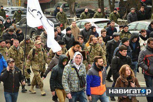 «Одна раса! Смерть москалям!» — по центру Киева прошло шествие «Правого сектора»  «Одна раса! Смерть москалям!» — по центру Киева прошло шествие «Правого сектора»