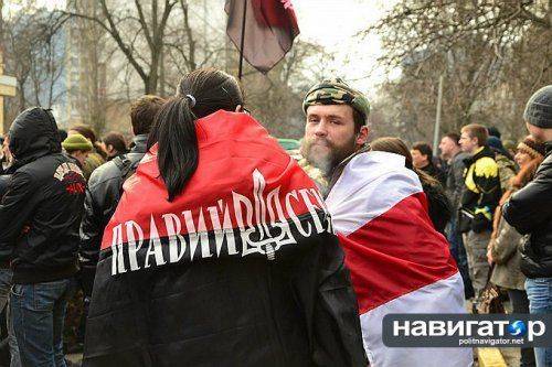 «Одна раса! Смерть москалям!» — по центру Киева прошло шествие «Правого сектора»  «Одна раса! Смерть москалям!» — по центру Киева прошло шествие «Правого сектора»