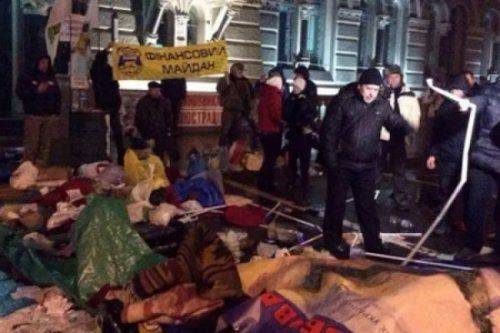 Милиция дубинками и бульдозерами разогнала Финансовый майдан Милиция дубинками и бульдозерами разогнала Финансовый майдан