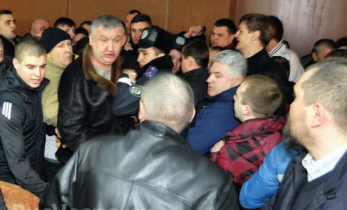 В горсовете Сум горожане устроили драку из-за цен на проезд В горсовете Сум горожане устроили драку из-за цен на проезд