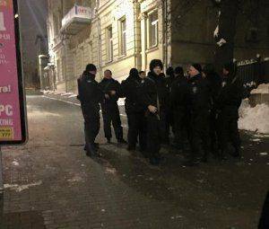 Под зданием правительства Украины стрельба, стянуты автоматчики Под зданием правительства Украины стрельба, стянуты автоматчики