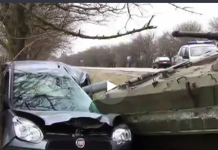 БМП карателей устроила смертельную аварию в Херсонской области БМП карателей устроила смертельную аварию в Херсонской области