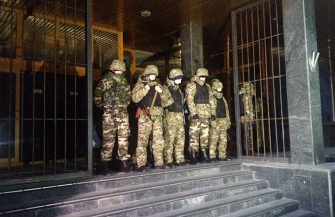 Петр Порошенко поручил СБУ разоружить боевиков Игоря Коломойского Петр Порошенко поручил СБУ разоружить боевиков Игоря Коломойского
