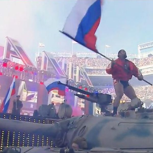 Флаг России поднят над Калифорнией. Тяжелая техника въехала в город Флаг России поднят над Калифорнией. Тяжелая техника въехала в город