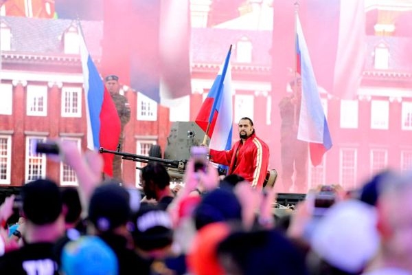 Флаг России поднят над Калифорнией. Тяжелая техника въехала в город Флаг России поднят над Калифорнией. Тяжелая техника въехала в город