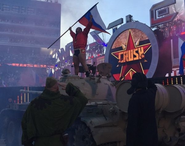 Флаг России поднят над Калифорнией. Тяжелая техника въехала в город Флаг России поднят над Калифорнией. Тяжелая техника въехала в город
