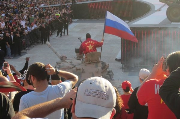 Флаг России поднят над Калифорнией. Тяжелая техника въехала в город Флаг России поднят над Калифорнией. Тяжелая техника въехала в город