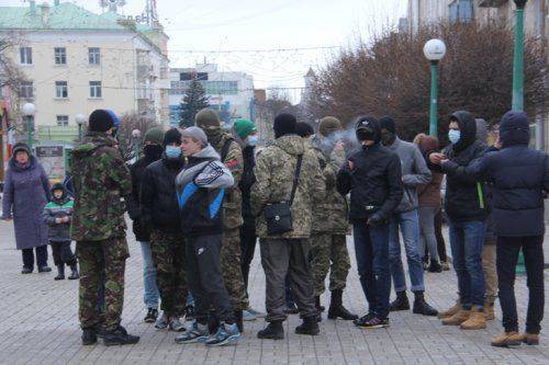В Сумах сопляки в масках пытались ворваться в собор Московского Патриархата В Сумах сопляки в масках пытались ворваться в собор Московского Патриархата