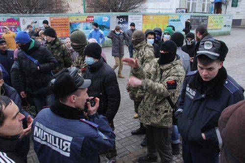 В Сумах сопляки в масках пытались ворваться в собор Московского Патриархата В Сумах сопляки в масках пытались ворваться в собор Московского Патриархата