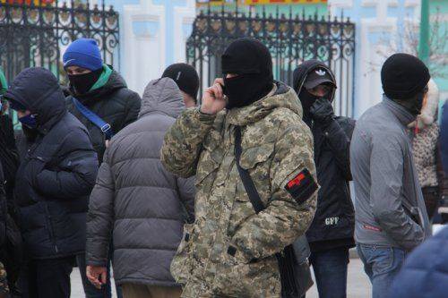 В Сумах сопляки в масках пытались ворваться в собор Московского Патриархата В Сумах сопляки в масках пытались ворваться в собор Московского Патриархата