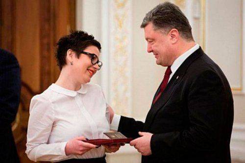 Порошенко наградил орденом активистку, укравшую итальянский хит «Белла, чао»!   Порошенко наградил орденом активистку, укравшую итальянский хит «Белла, чао»!