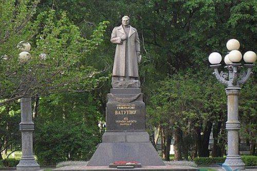 Киевские упыри решили уничтожить памятник Ватутину Киевские упыри решили уничтожить памятник Ватутину