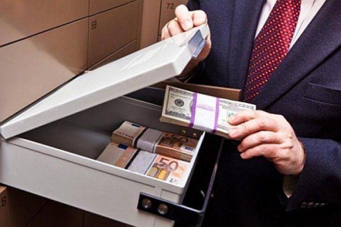 Из личных сейфов украинцев банкиры воруют валюту и золото   Из личных сейфов украинцев банкиры воруют валюту и золото