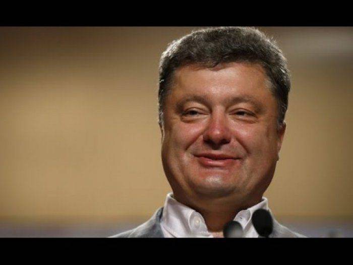 Пьяный Порошенко подарил безногому  участнику АТО: Держи, братан, часы и мячик!  Пьяный Порошенко подарил безногому  участнику АТО: Держи, братан, часы и мячик!