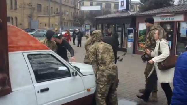 В Киеве толпа боевиков в камуфляже набросилась на коммерсанта, отказывающегося платить взятку В Киеве толпа боевиков в камуфляже набросилась на коммерсанта, отказывающегося платить взятку